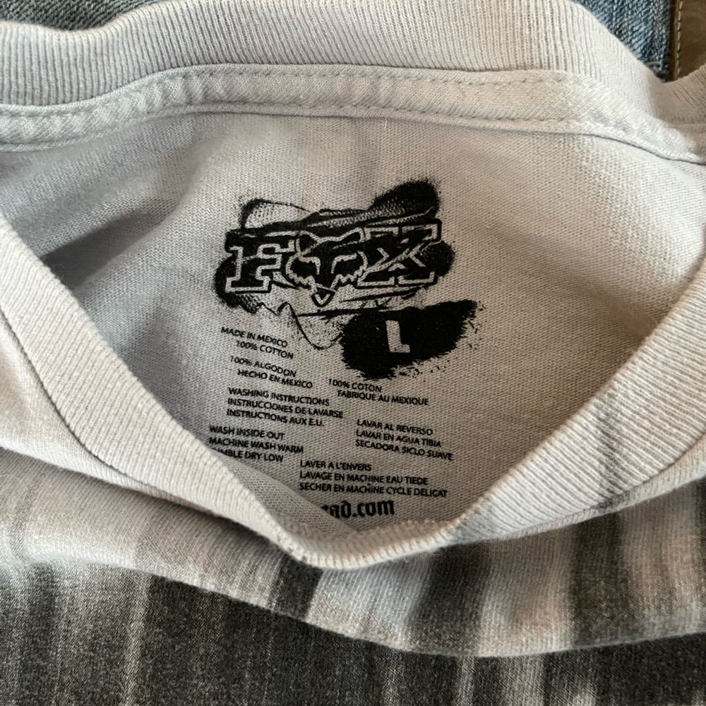 Fox light gray with black splash FOX lettering. Size large, the t-shirt - Picture 2 of 2